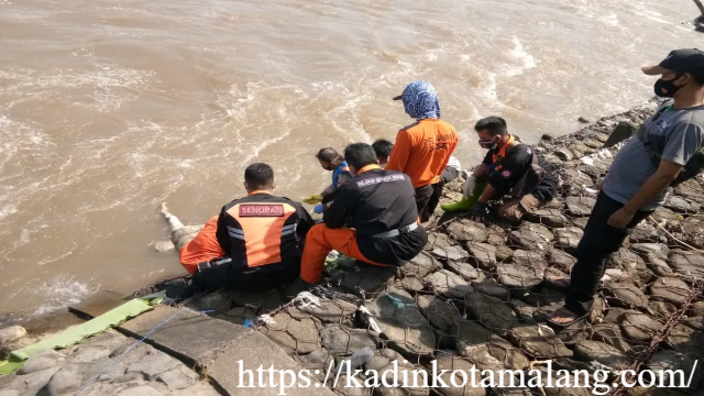 Geger Penemuan Mayat Pria Nyaris Telanjang di Jombang